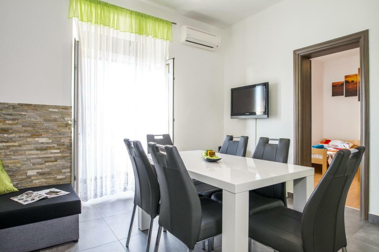 Apartment Stefania On The Beach Коромачно Екстер'єр фото