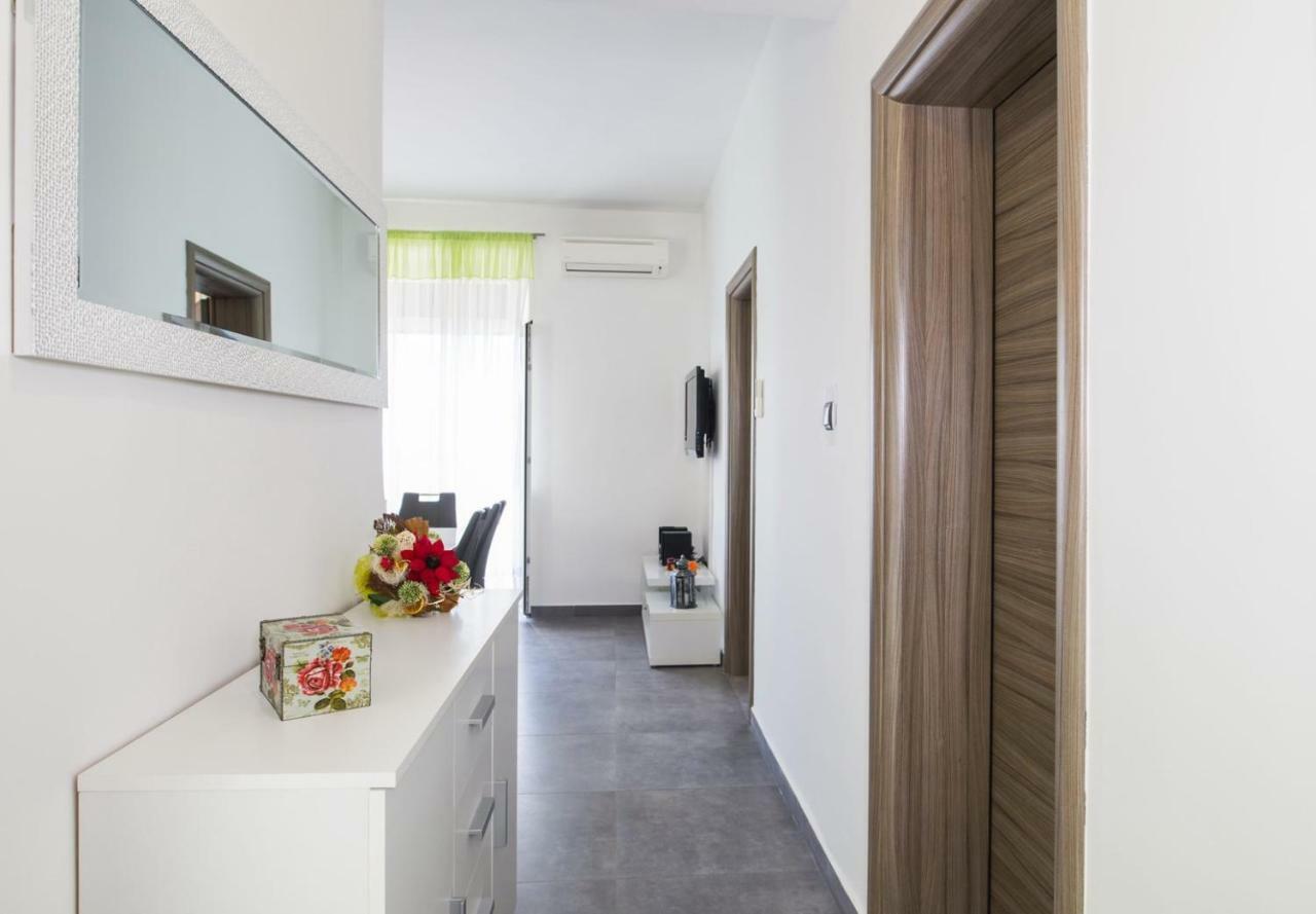 Apartment Stefania On The Beach Коромачно Екстер'єр фото